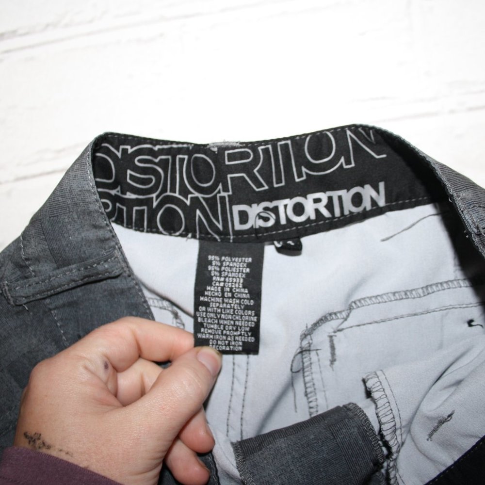 🕶️ Distortion Gray Shorts · Size Small (Boys) - Picture 4 of 5